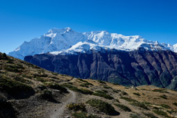 Towards Kang La from Ngawal.        28°39'42