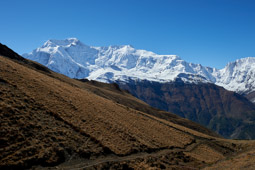 Towards Kang La from Ngawal.        28°40'24