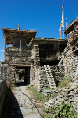 The old town of Manang.        28°40'1